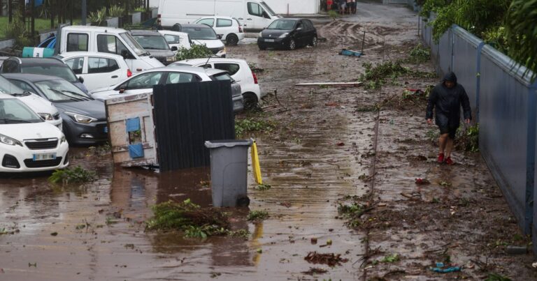 AFP__20250228__36YV2MF__v1__HighRes__FranceOverseasReunionWeatherCyclone-1740816403