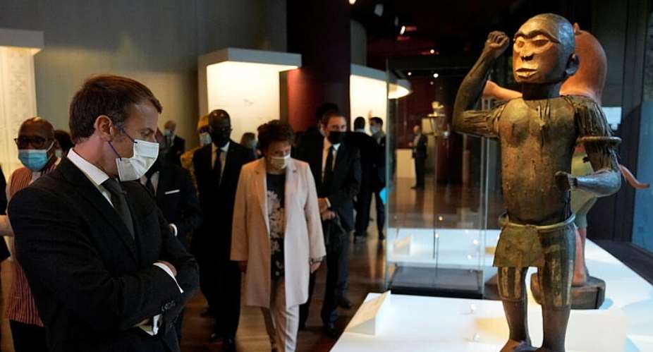 France returns looted artefacts